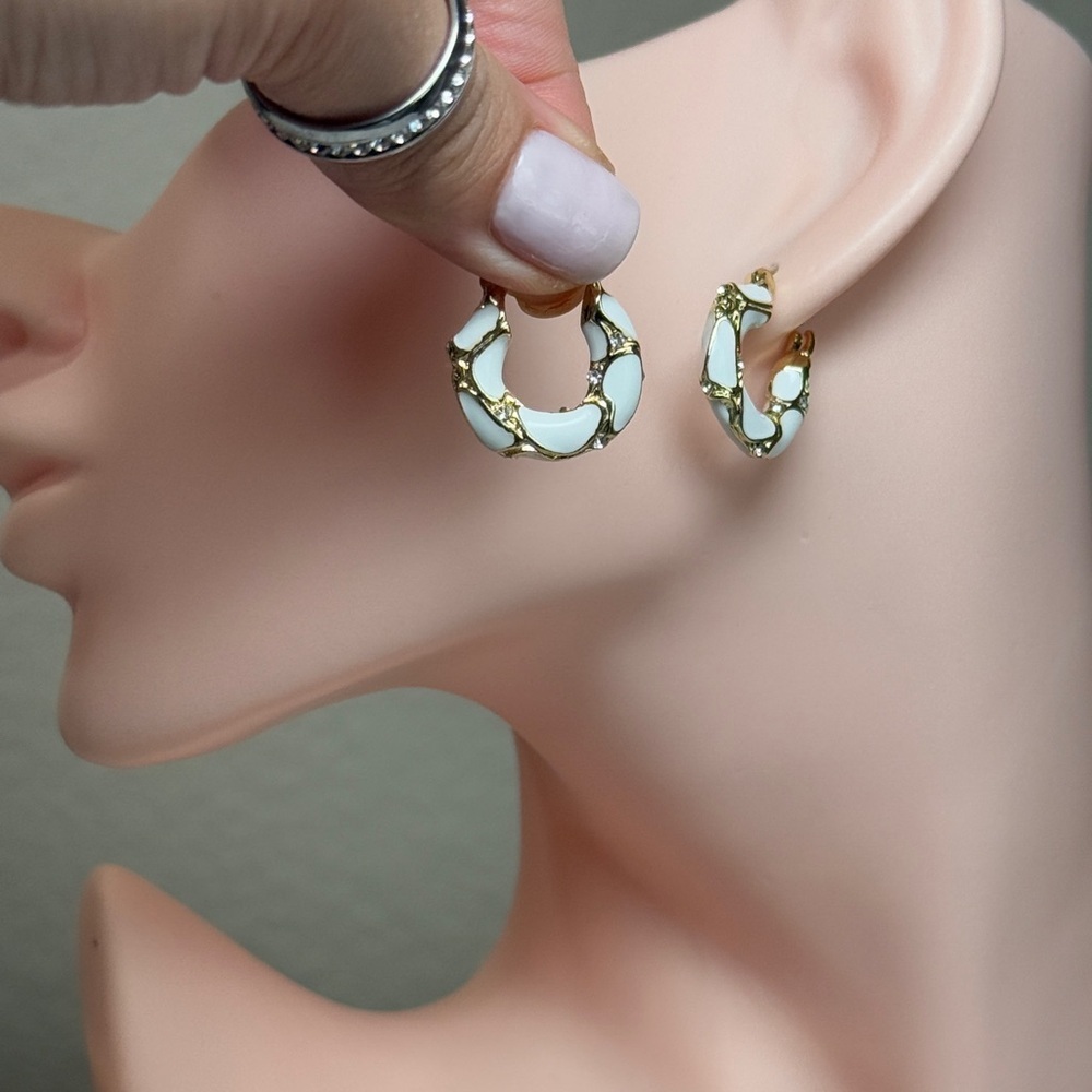 ⚜️ Elegant Gold and White Hoop Earrings - Picture 8 of 8